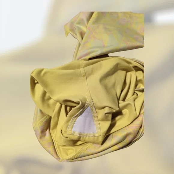 ALO Airbrush Crop Leggings in Zest Indigo Geometric - Picture 3 of 4